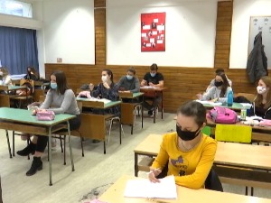 После пет недеља  виши разреди и средњошколци у школским клупама