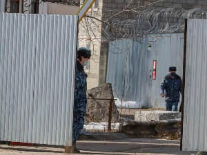 Управа затвора пребацује Наваљног у болницу