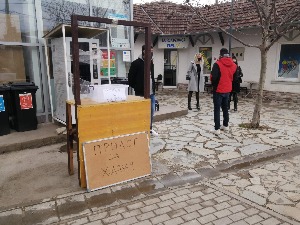 Перформанс "Прилог за харач" због пребијања српског младића у Грачаници  