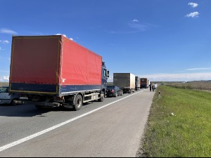 Тешка саобраћајна несрећа код моста Бешка, погинуо радник