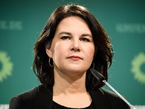 Она долази: Аналена Бербок, зелена атлантисткиња и могућа наследница Ангеле Меркел Она долази: Аналена Бербок, зелена атлантисткиња и могућа наследница Ангеле Меркел