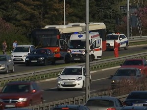 Судар аутобуса и аутомобила код центра "Сава", двоје повређено