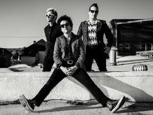 Широм затворених очију 	