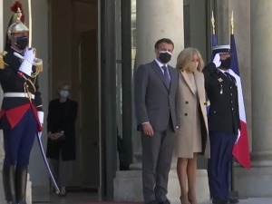 Пензионисани генерали позивају на пуч, Макрон се не оглашава