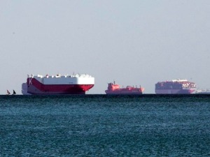 Гигантски теретњак још блокира Суецки канал