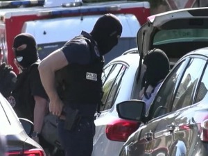 Бивши генерали тврде да Француску преузимају џихадисти, полиција прави алгоритам за хватање терориста