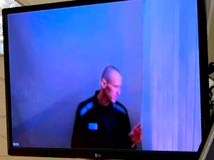 Обријане главе и упалог лица, прво појављивање Алексеја Наваљног после штрајка глађу