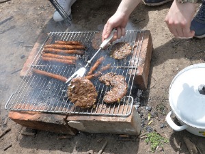 Понашајмо се у природи као у свом дворишту – како се најбезбедније гаси ватра кад се испече месо
