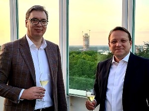 Вучић на радној вечери са Вархељијем