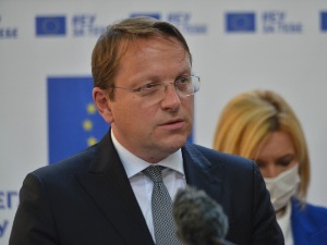 Вархељи: ЕУ ће помоћи да међустраначки дијалог буде успешан