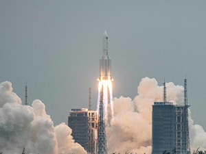 Део кинеске ракете неконтролисано кружи око Земље, не зна се где може да падне