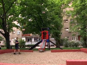 Деца пронашла ручну бомбу у песку на игралишту у Новом Саду