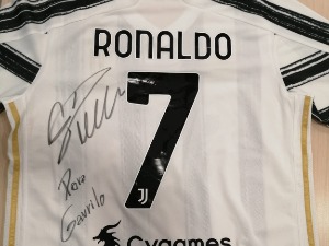 Pela vitoria de Gavrilo - Kristijano Ronaldo poslao potpisan dres za malog Gavrila Đurđevića Pela vitoria de Gavrilo - Kristijano Ronaldo poslao potpisan dres za malog Gavrila Đurđevića