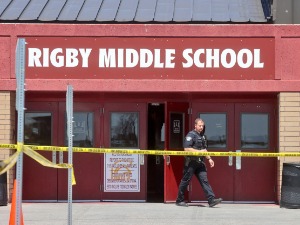 Девојчица ранила три особе у средњој школи у Ајдаху