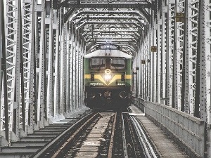 Младић у Руми настрадао од струјног удара, покушао да се попне на вагон