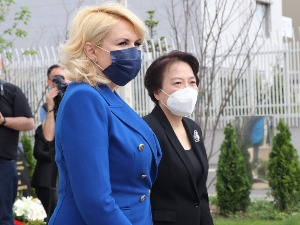 Одата почаст погинулим кинеским новинарима у бомбардовању Амбасаде Кине