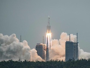 Језгро кинеске ракете кружи око Земље, пад се очекује за викенд, али нико не зна где