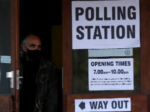 Тријумф конзервативаца у Британији, лабуристи потучени до ногу