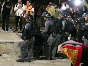 У сукобима полиције и верника у Јерусалиму више од 220 повређених