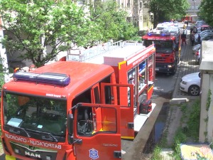 Пожар у стану у Новом Саду – више повређених, станари зграде евакуисани