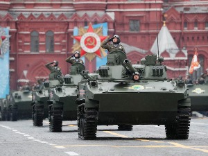Војна парада одржана у Москви, дефиловало 12.500 војника - небо у бојама руске заставе