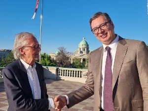 Вучић уручио Хандкеу Орден Карађорђеве звезде