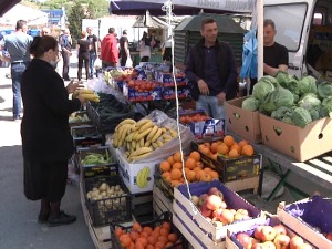 Одабрати црвљив плод на пијаци или веровати продавцу на реч