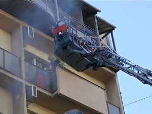 Запалио се стан у Сарајевској, станари евакуисани краном 