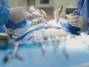 Закључана клиника лажног пластичног хирурга – има 23 године, по струци масер, помагала му мајка цвећарка