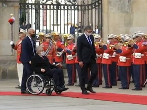 Вучић започео посету Чешкој, састао се са Земаном