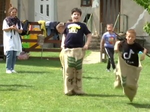 Цртање, шетња, трка у џаковима – шта је још осмислила учитељица да деца забораве на мобилне