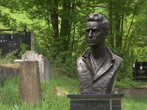 Обновљена биста Лазара Вучковића