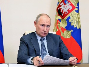 Путин: Избићемо зубе свакоме ко покуша да "одгризе" део наше територије