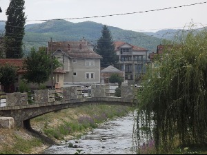 Полиција идентификовала нападаче на српску кућу у Витини