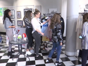 Изложба Текстилне школе у Лесковцу има хуманитарни карактер, скупља се новац за Стефана