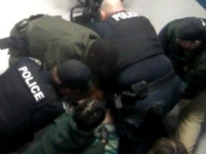 "Не би ни требало да дишеш, ти глупи мали..." – полицајци угушили затвореника у Тенесију