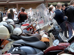 Класични мотори и "винтиџ" одевање на улицама Београда за помоћ оболелима од рака простате