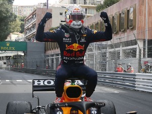 Макс Ферстапен најбржи у Монте Карлу, Шарл Леклер није ни стартовао