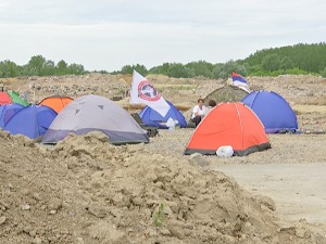 Грађани блокирају градилиште на обали Дунава, позивају на заштиту од уништења 80 хектара шуме