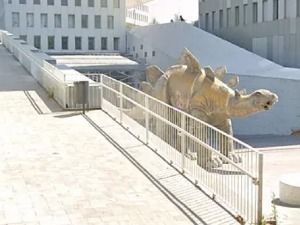 Тело мушкарца пронађено у статуи диносауруса, тражио мобилни и остао заробљен