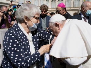 Папа пољубио број истетовиран на руци преживеле из Аушвица