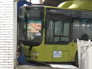 Аутобус пробио заштитну ограду на шабачкој аутобуској станици, ударио у зид кафића
