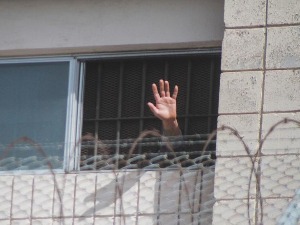 Калифорнија, чувари нису приметили да је затвореник одрубио цимеру главу