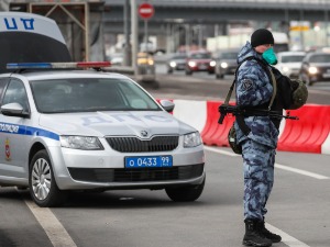 Нападач у Јекатеринбургу пуцао са терасе свог стана, рањени официр и дете