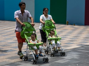 Кина мења политику рађања, један брачни пар – троје деце
