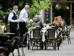 Кризни штаб ублажио мере: Ресторани и кафићи могу да раде до поноћи, трафике без ограничења