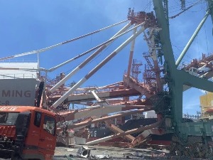 Тајван, брод ударио у дизалицу, друга дизалица пала на контејнере