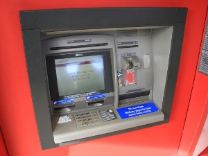 Осумњичене да су украле картицу од пријатељице и подигле 27.000 евра