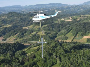 Хеликоптерскa јединицa МУП-а подигла часни крст на брду Бојчица код Осечине