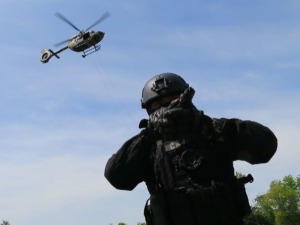 Припадници САЈ-а скачу из хеликоптера или падобрана, како се обучавају за ове акције